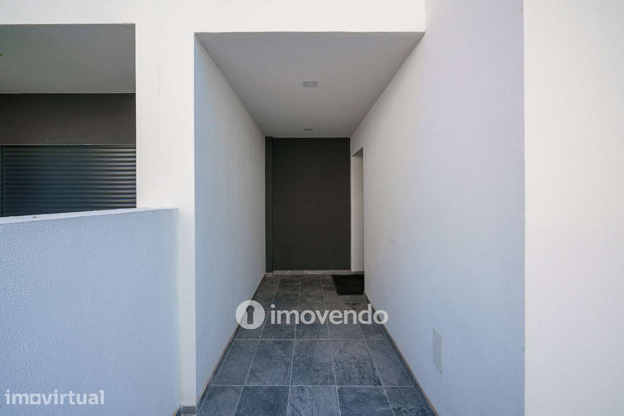 Moradia T3+1 moderna, com piscina e garagem, na Caparica - Grande imagem: 2/39