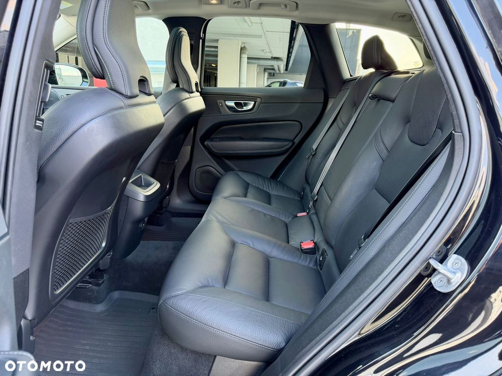 Volvo XC 60 B5 B AWD Plus Dark - 19