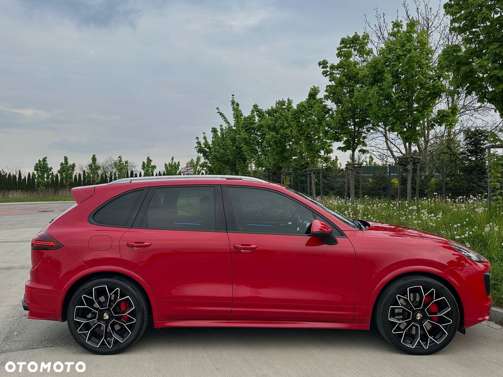 Porsche Cayenne GTS - 7