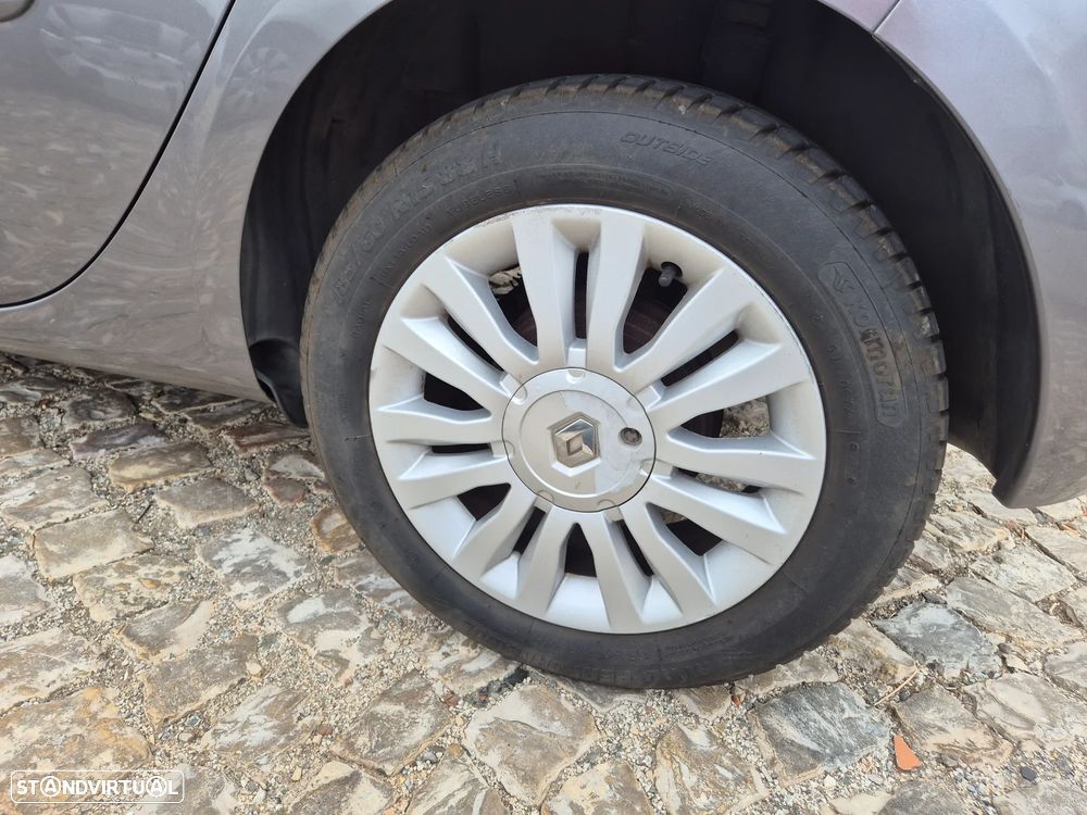 Renault Clio 1.2 16V Confort - 11