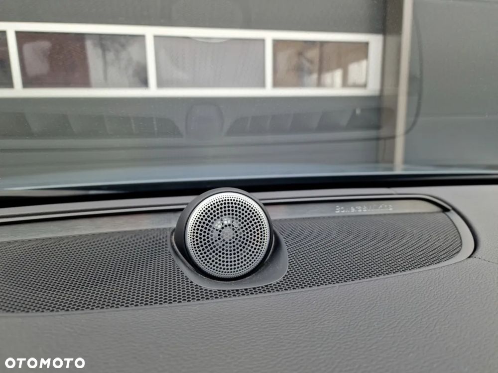 Volvo V90 T8 AWD Plug-In Hybrid R-Design - 32