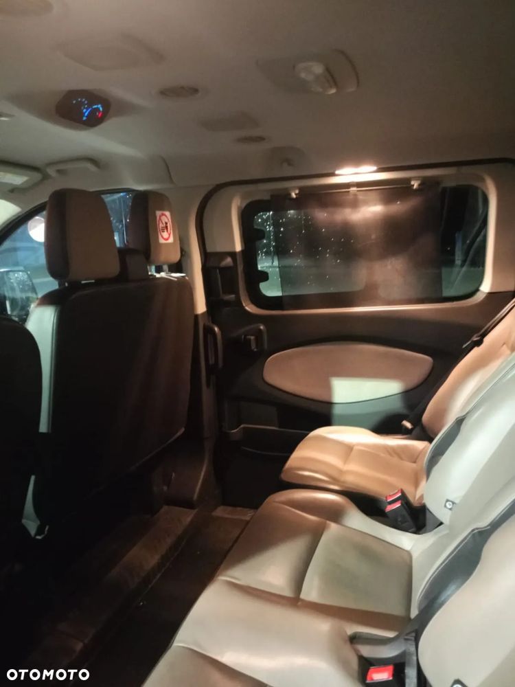 Ford Tourneo Custom - 22
