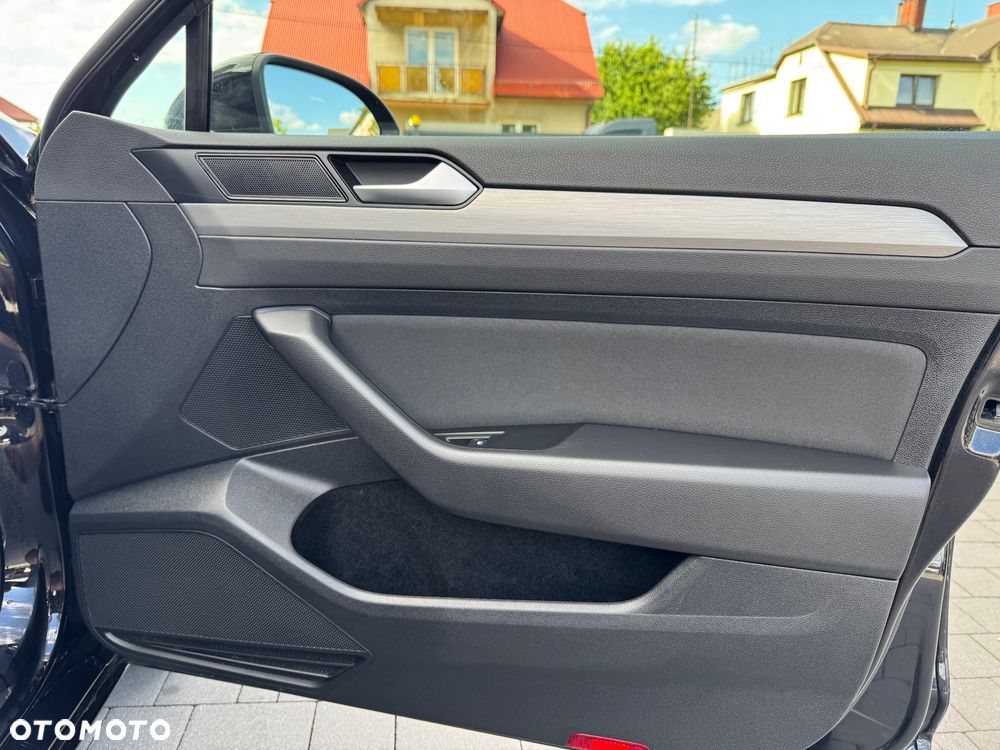 Volkswagen Passat 1.6 TDI SCR DSG Conceptline - 25