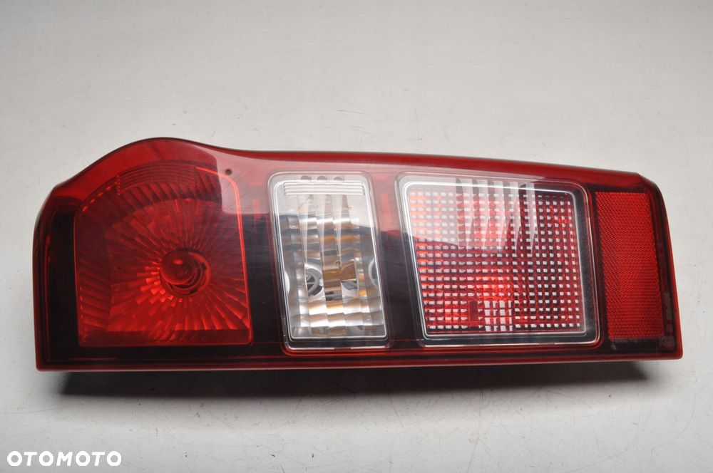 ISUZU D-MAX II LAMPA PRAWA TYLNA PRAWY TYŁ - 1