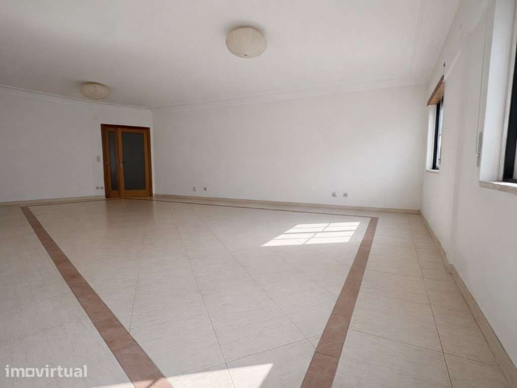 T3 com Varanda e 2 Lugares de Garagem - Grande imagem: 4/36