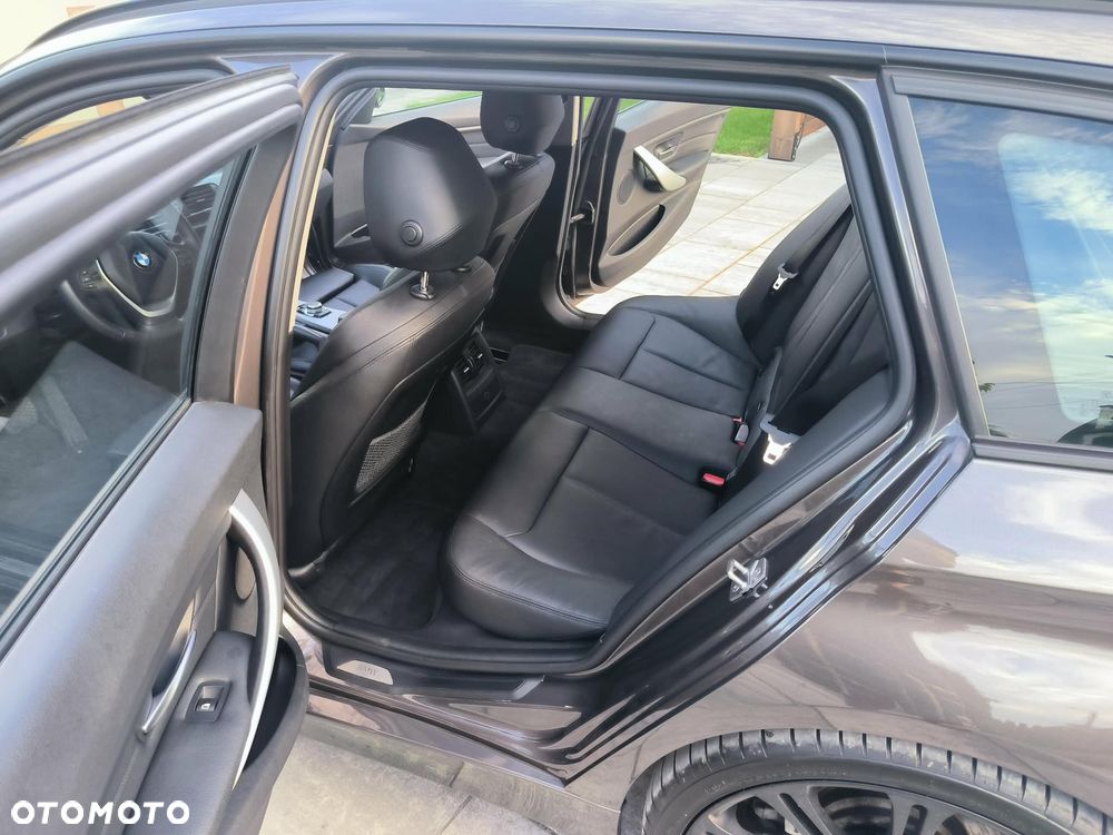BMW Seria 3 335i xDrive Sport Line - 12