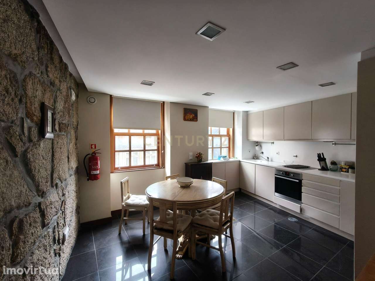 Apartamento T2 com varandas, mobilado no centro do Porto - Grande imagem: 5/17