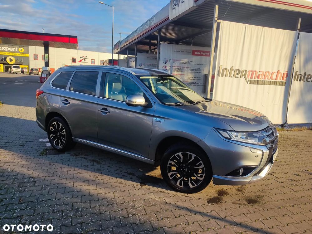 Mitsubishi Outlander Instyle NAVI + - 23