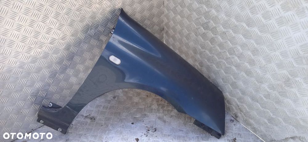 Błotnik prawy przedni Renault Clio II kod lakieru 903 - 2