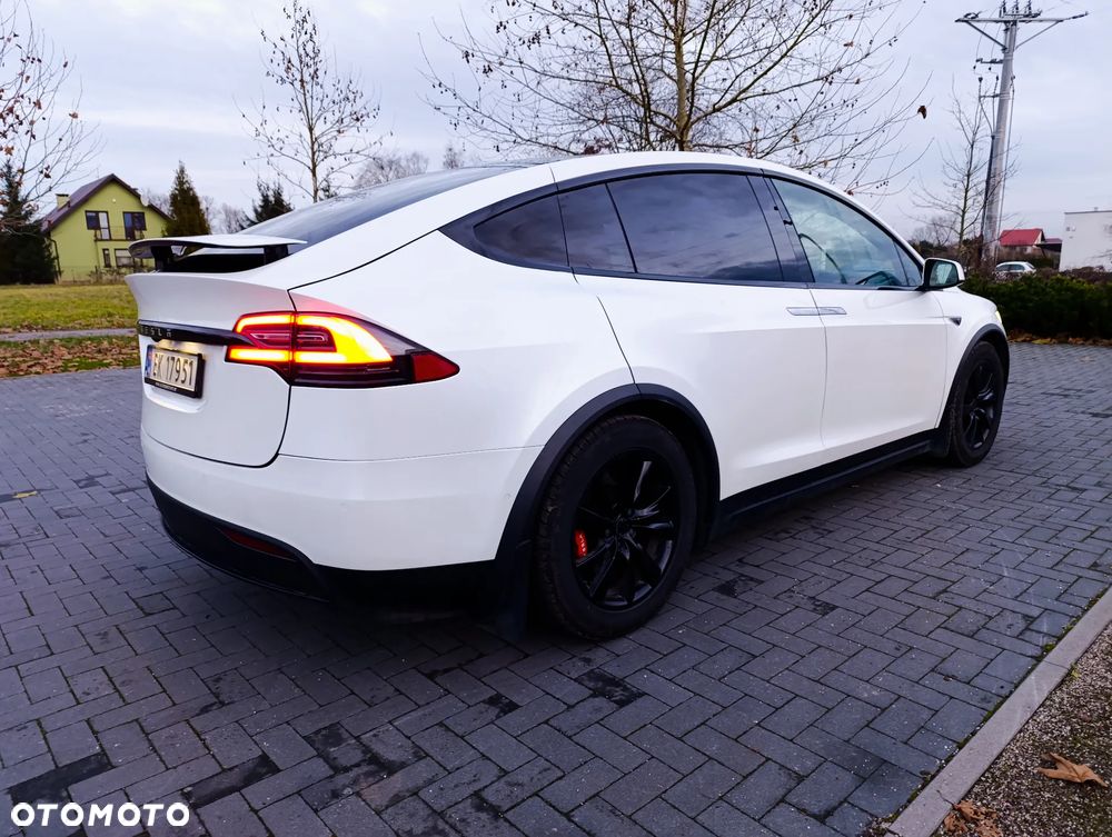 Tesla Model X - 4