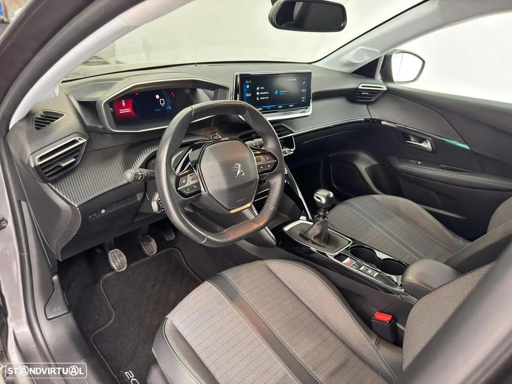 Peugeot 208 - 8