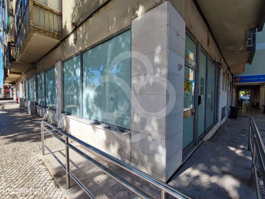 Loja arrendada com muita luz na zona das Pedralvas em Benfica - Grande imagem: 2/22