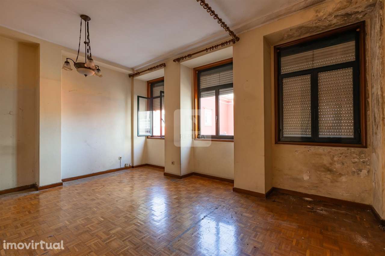 Prédio para recuperar, com elevador na Baixa do Porto - Grande imagem: 3/39