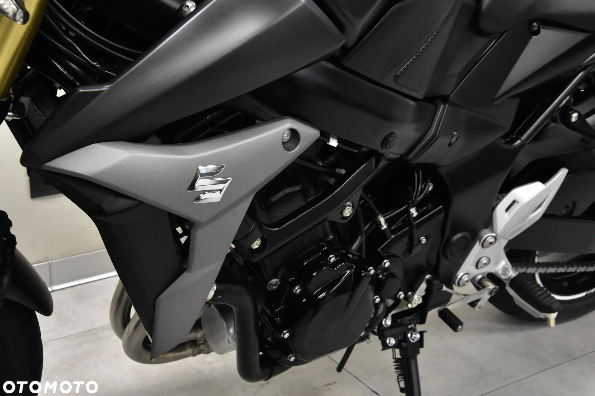 Suzuki GSR - 36