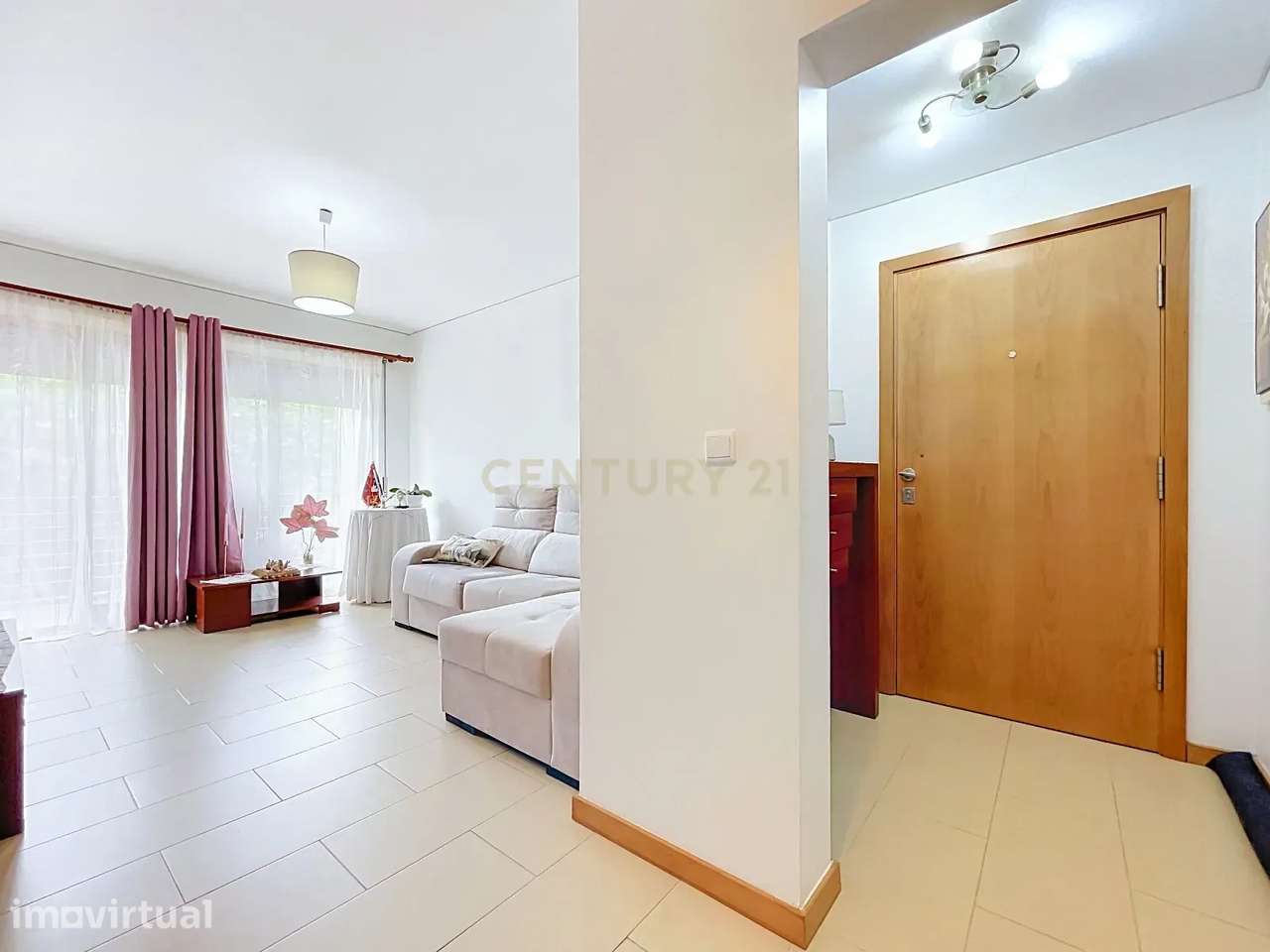 Apartamento T2 com Varandas, Excelentes Áreas e Zona de Lazer Privativ - Grande imagem: 2/15