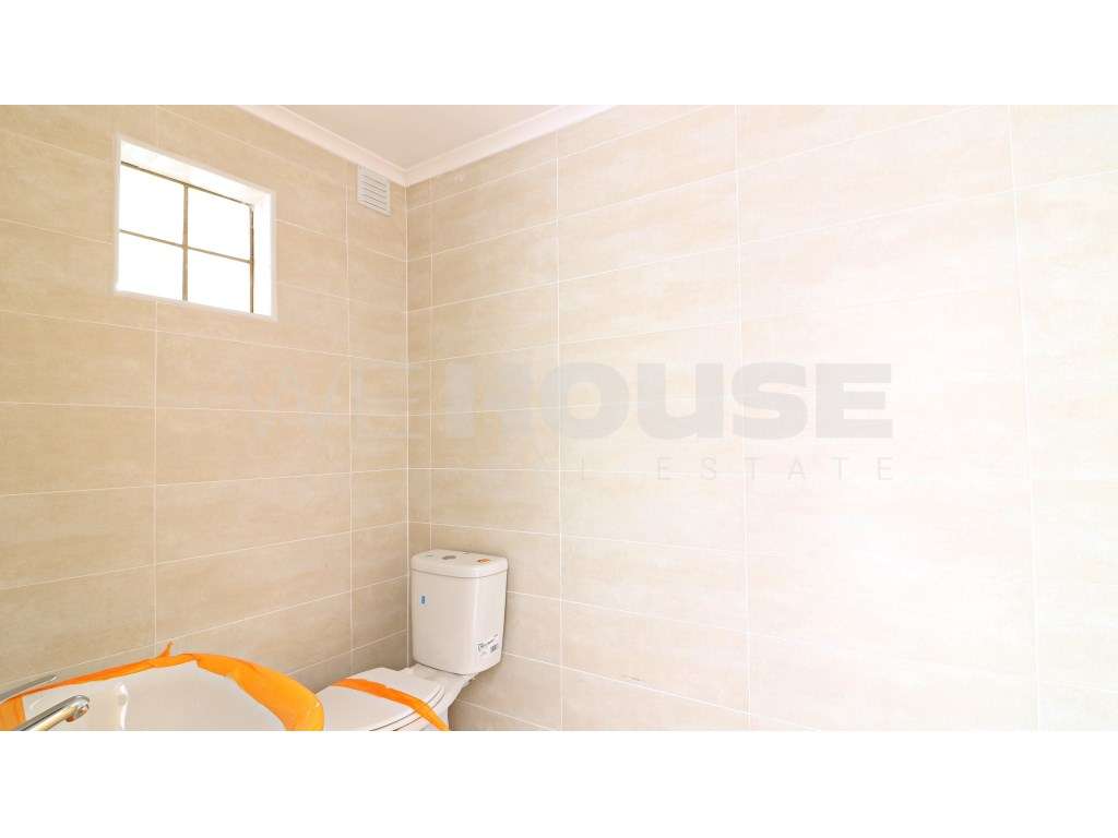 Moradia térrea renovada e com quintal na Baixa da Banheira - Grande imagem: 5/15