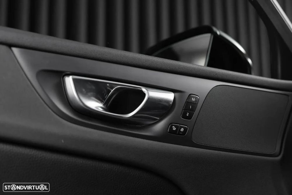 Volvo V60 2.0 B4 Momentum Geartronic - 35