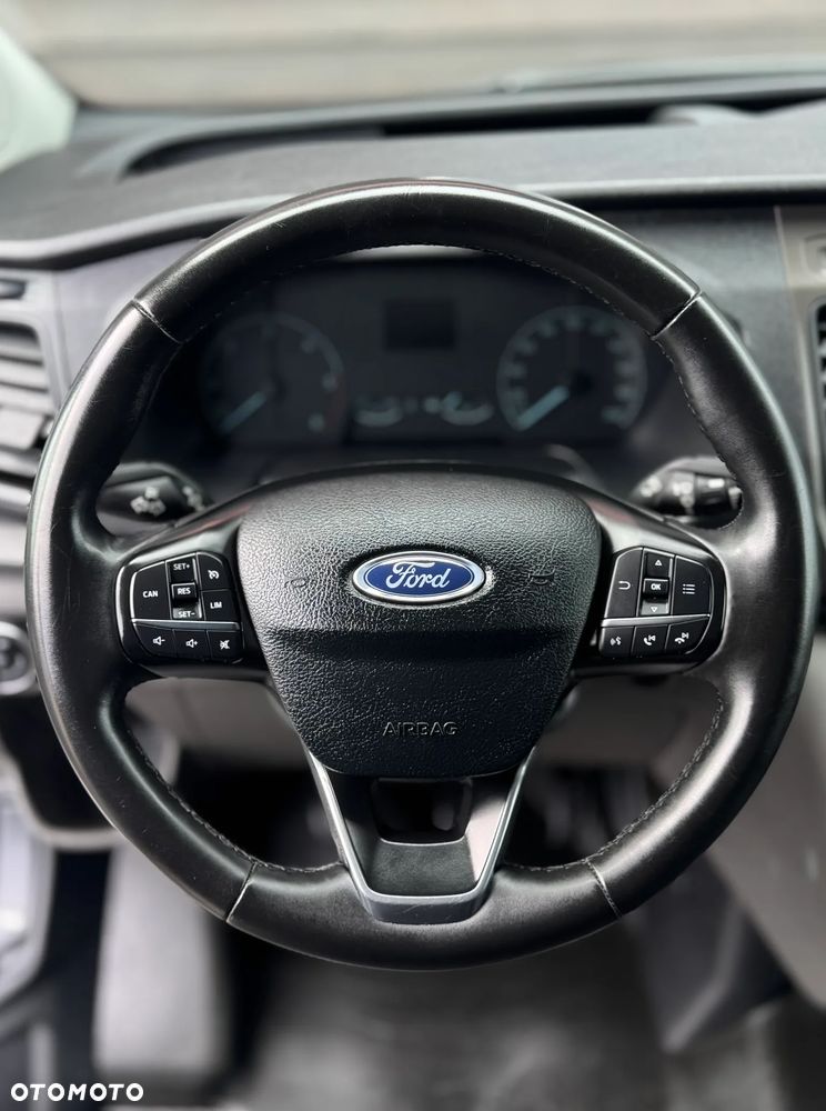 Ford CUSTOM - 27
