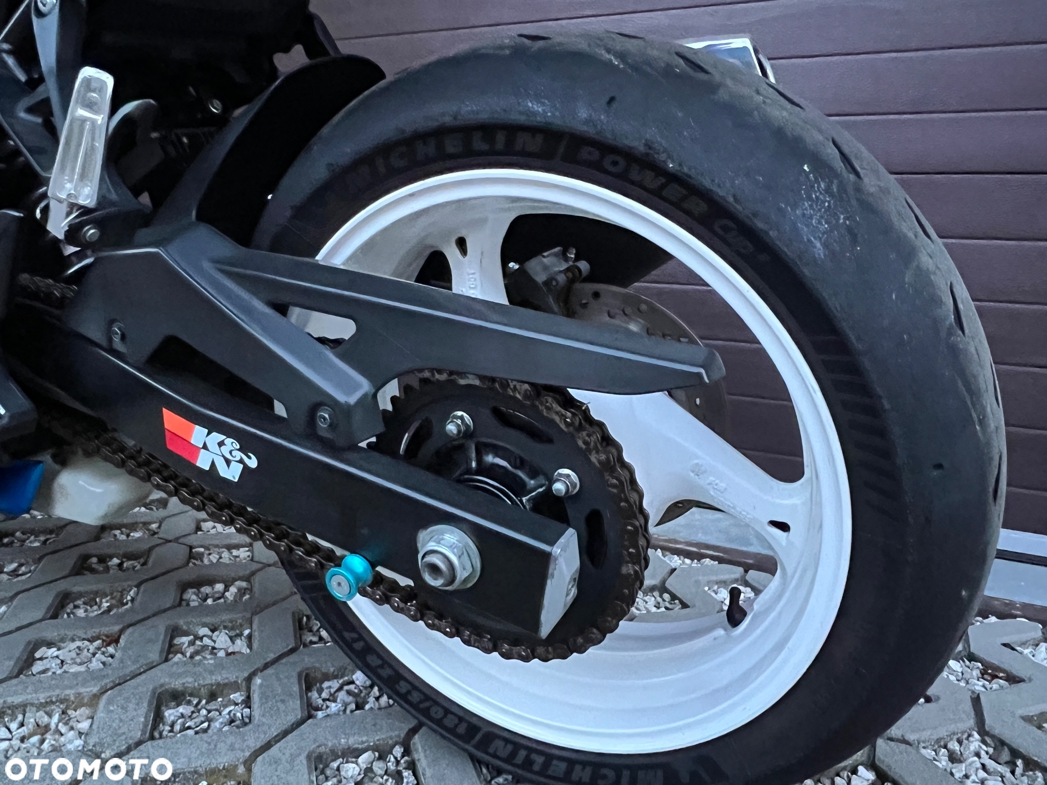 Suzuki GSR - 14