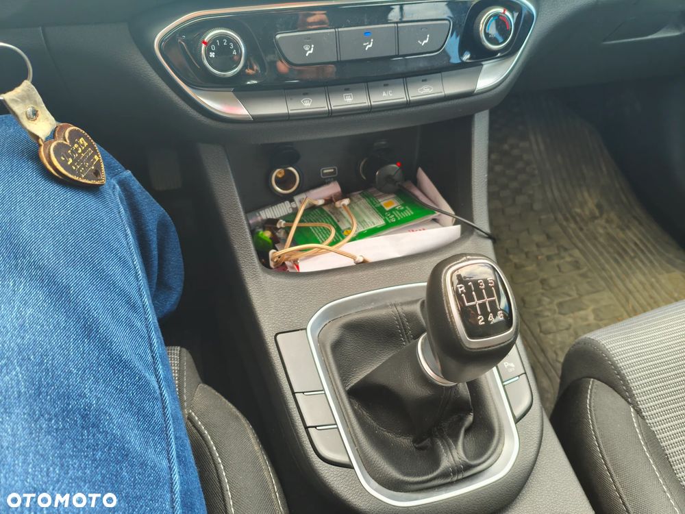 Hyundai i30 1.5 DPI Classic + - 11