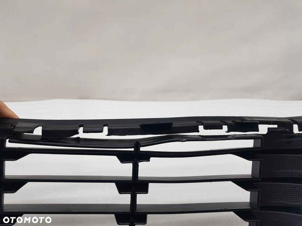 PEUGEOT PARTNER CITROEN BERLINGO III 07- KRATKA ŚRODKOWA ZDERZAKA PRZEDNIEGO , NR 9681519877 , NR AUKCJI K16 - 15