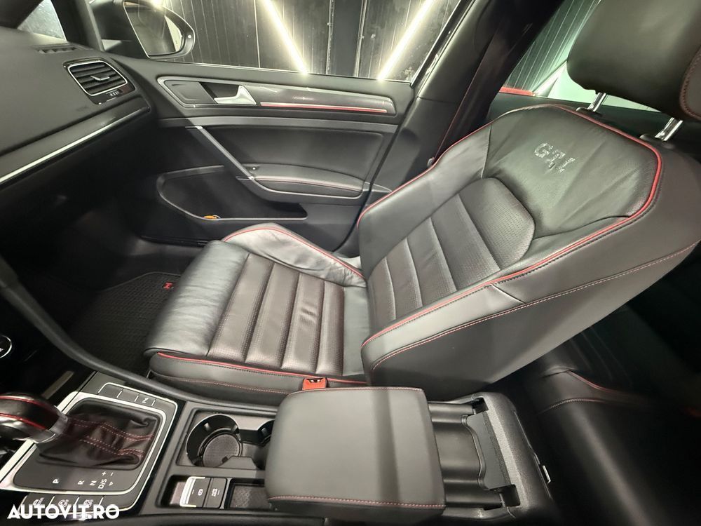 Volkswagen Golf - 23