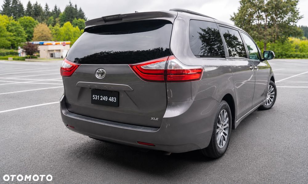 Toyota Sienna - 4