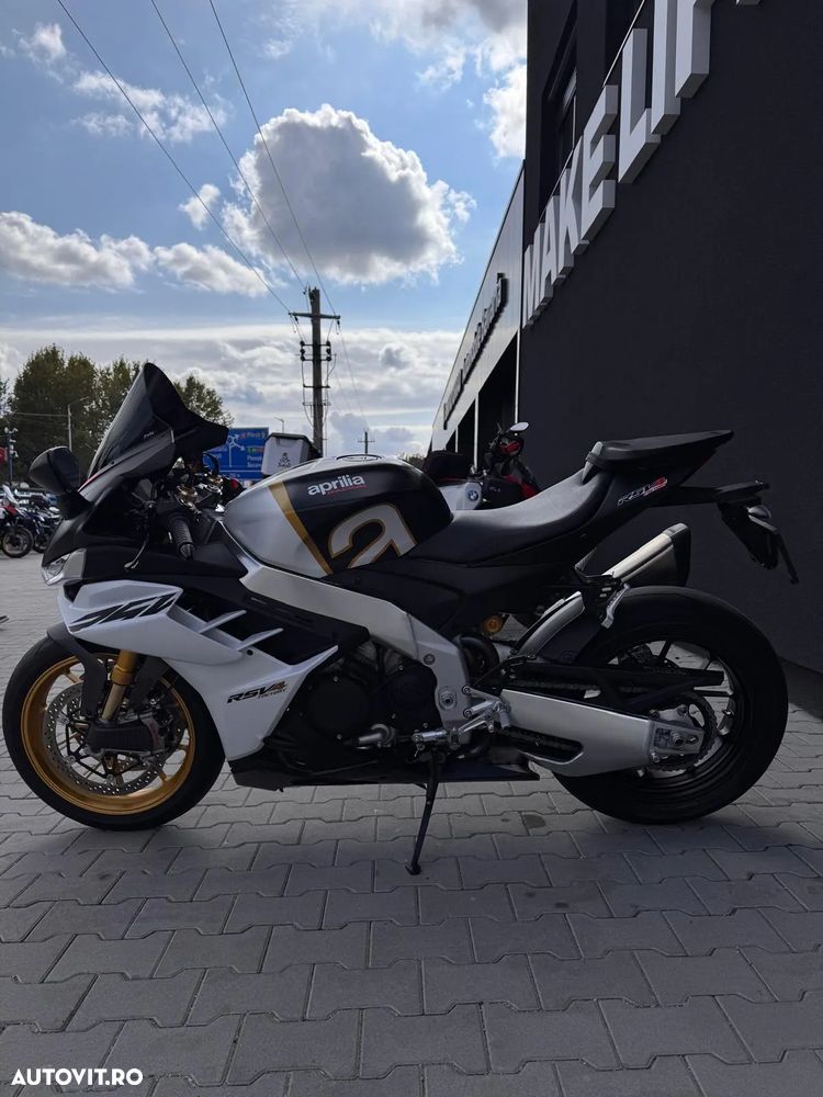 Aprilia RSV-4 Factory - 4