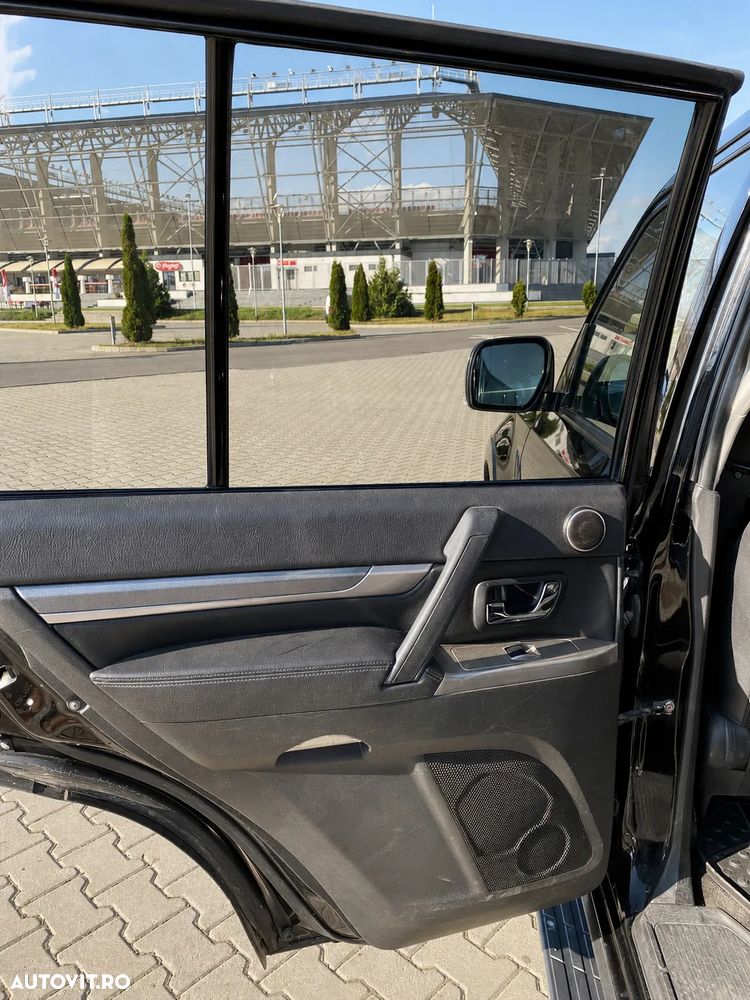 Mitsubishi Pajero - 16