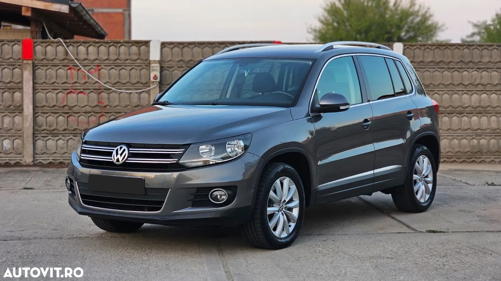 Volkswagen Tiguan - 1