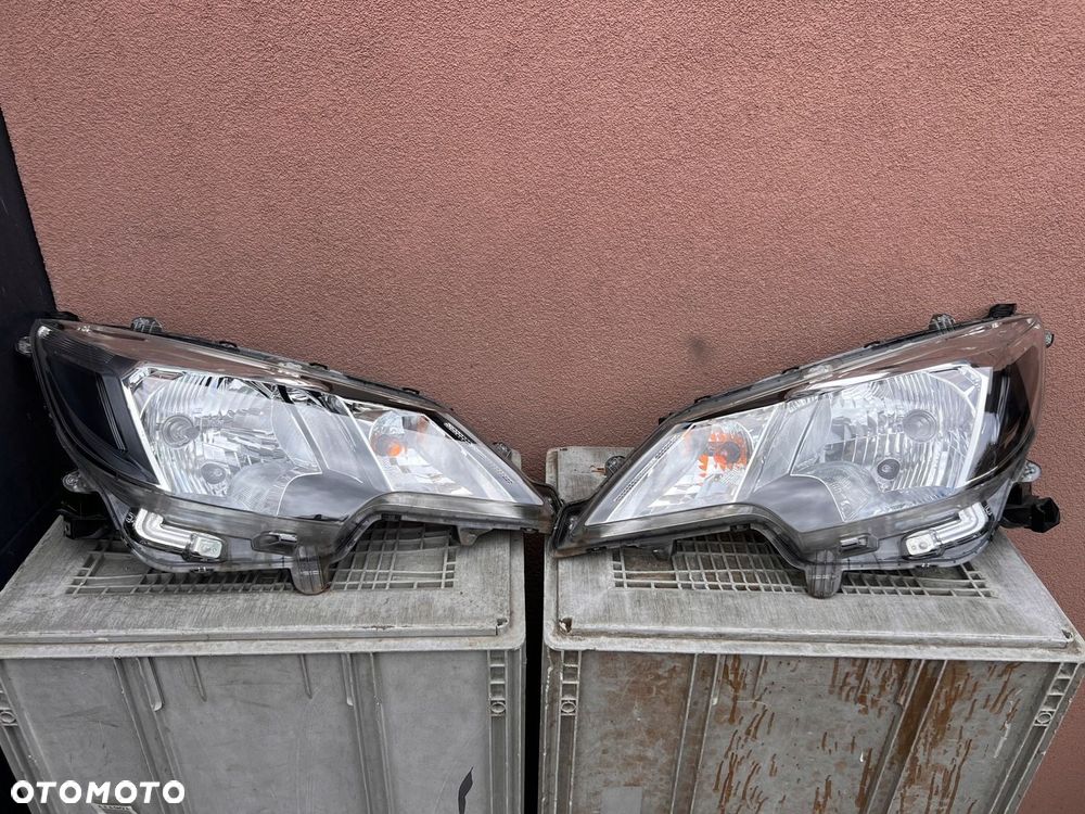 Lampy przednie MITSUBISHI SPACE STAR LIFT KOMPLET EUROPA ORYGINALNA