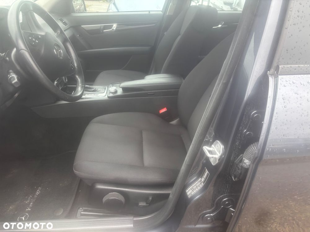 Mercedes-Benz Klasa C 180 CGI Automatik BlueEFFICIENCY - 32