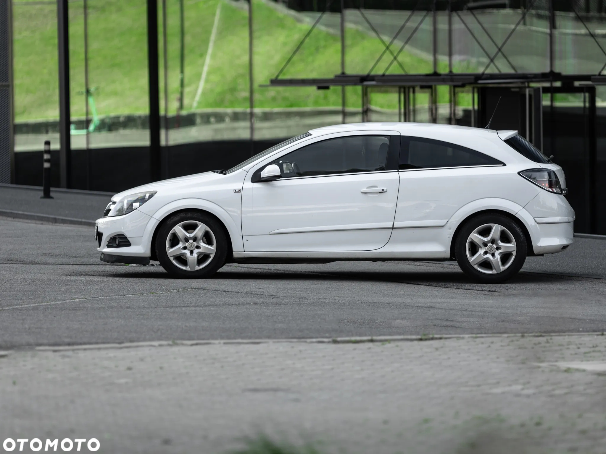 Opel Astra GTC 1.6 Black&White - 4