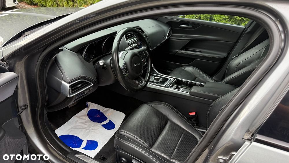 Jaguar XE 2.0 D R-Sport - 7