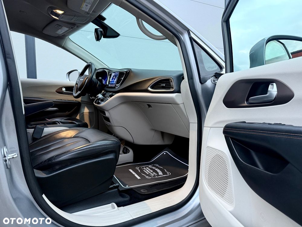 Chrysler Pacifica - 28