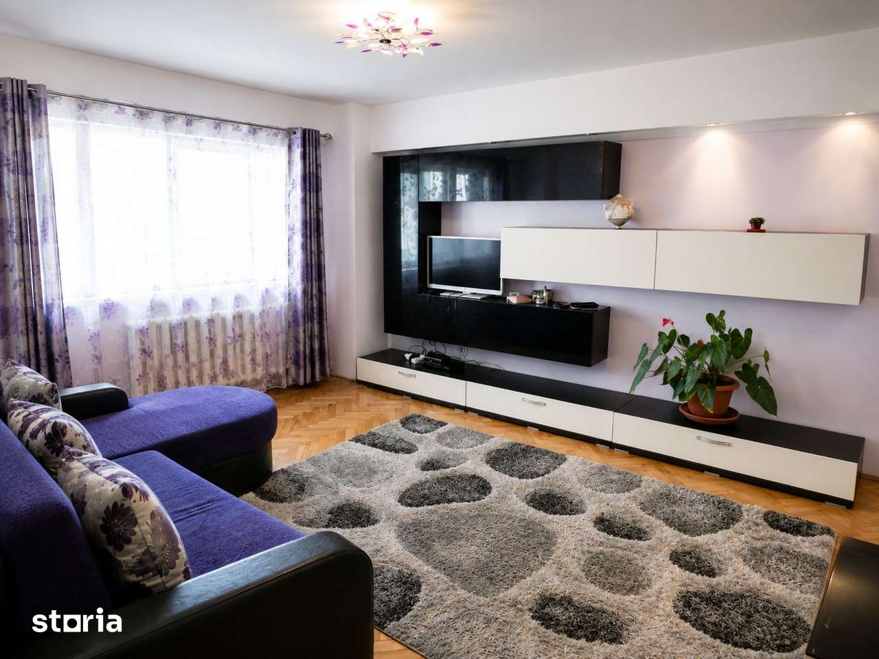De închiriat apartament cu 3 camere în Piața Cipariu — fotografia 1