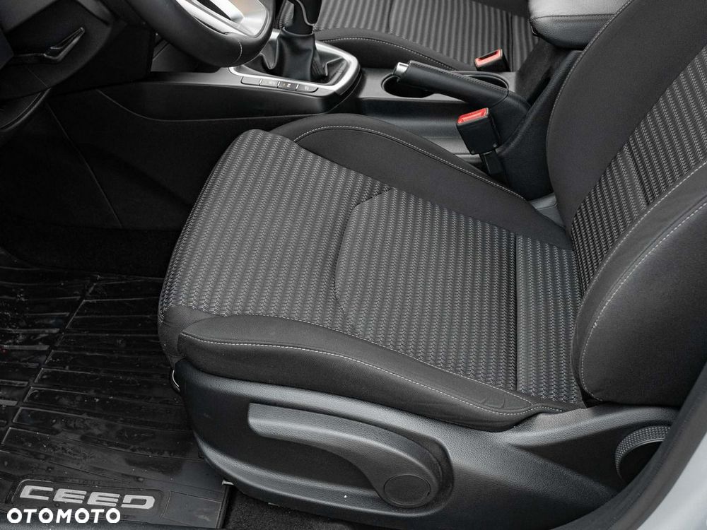Kia Ceed - 11