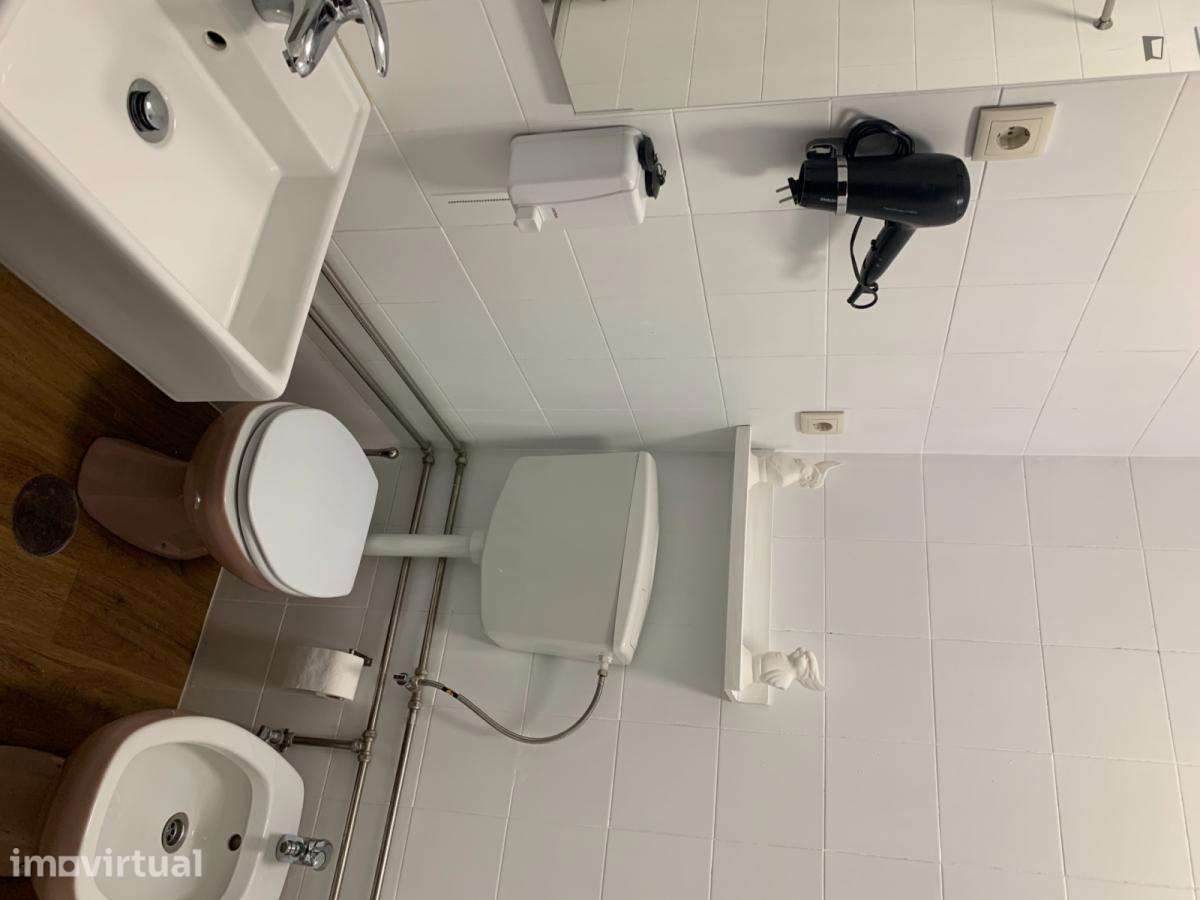 Quarto - localizado em Lordelo do Ouro Porto - Grande imagem: 3/27