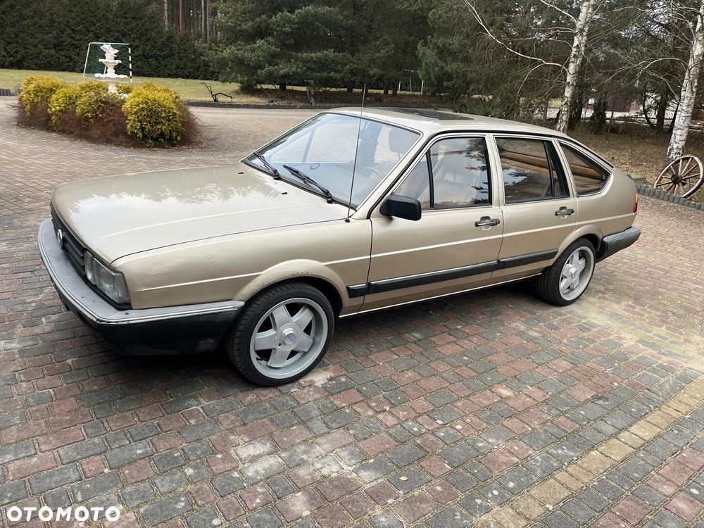 Volkswagen Passat - 1