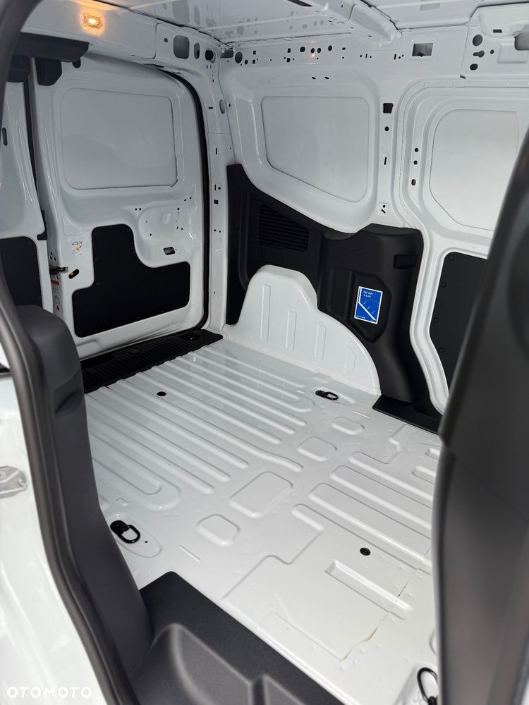 Ford Transit Courier - 13