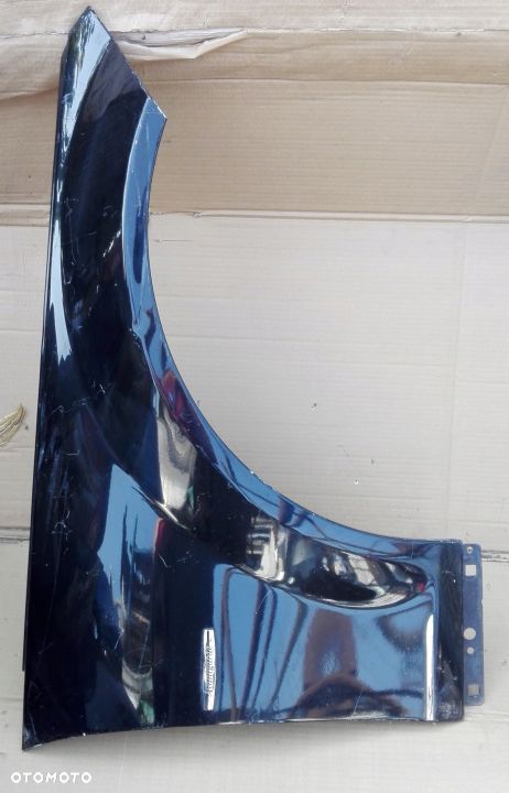 B668 MERCEDES W204 BŁOTNIK PRAWY PRZÓD - 1