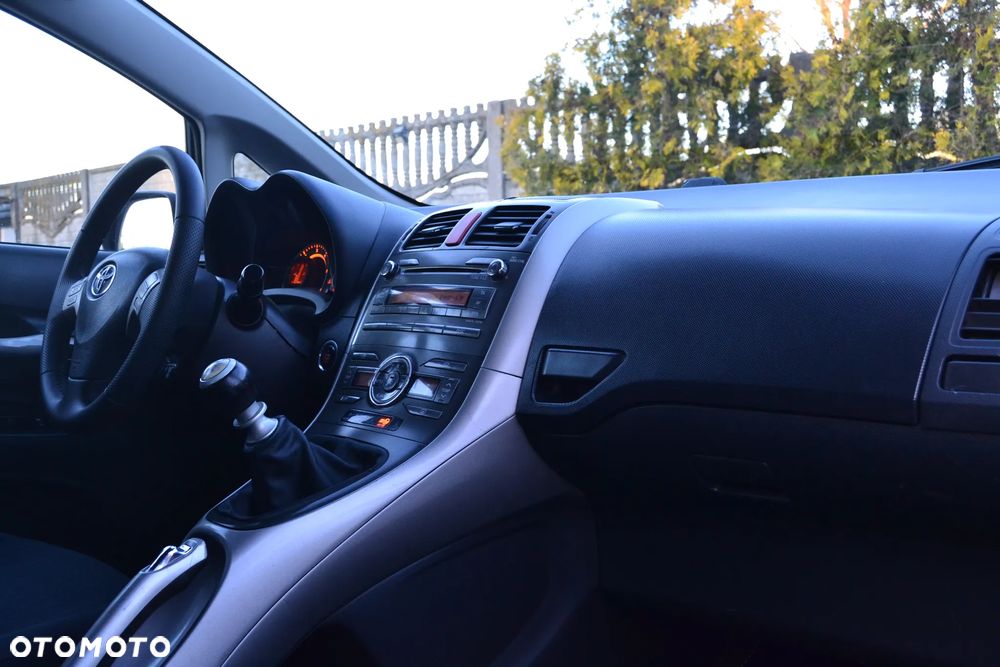 Toyota Auris 2.0 D-4D Sol - 17