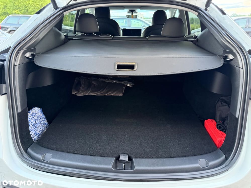 Tesla Model Y Long Range AWD - 29
