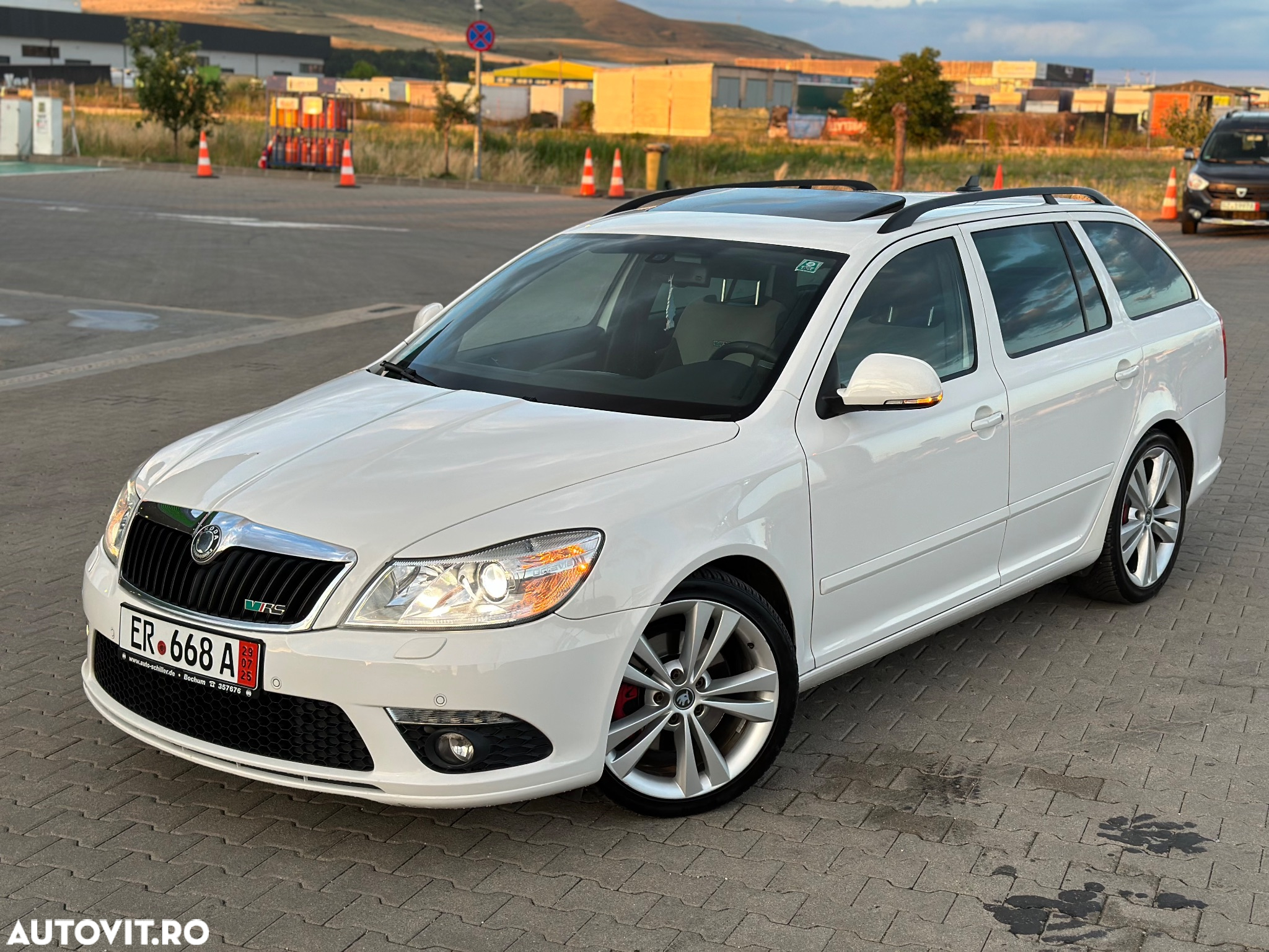 Skoda Octavia Combi 2.0 TDI DPF DSG RS - 2