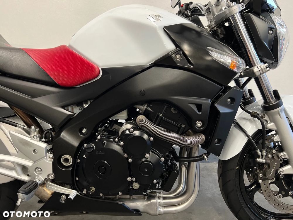 Suzuki GSR - 13