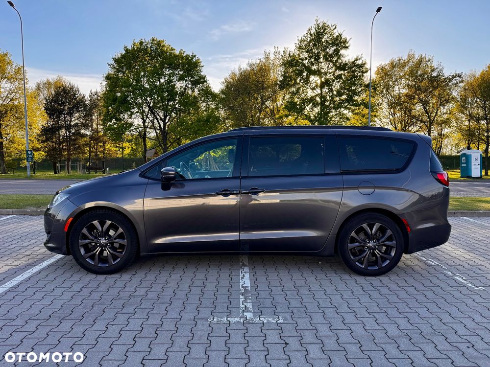 Chrysler Pacifica - 1