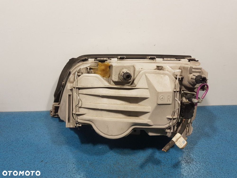 MERCEDES-BENZ C180 W202 REFLEKTOR PRAWY - 2