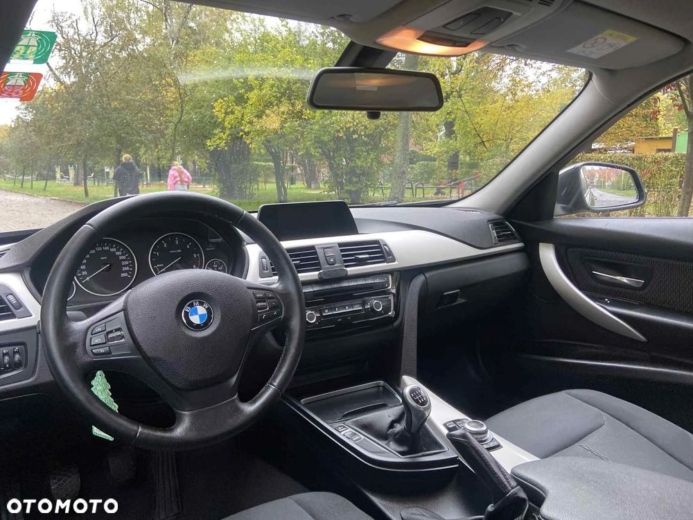 BMW Seria 3 318d Touring Advantage - 17