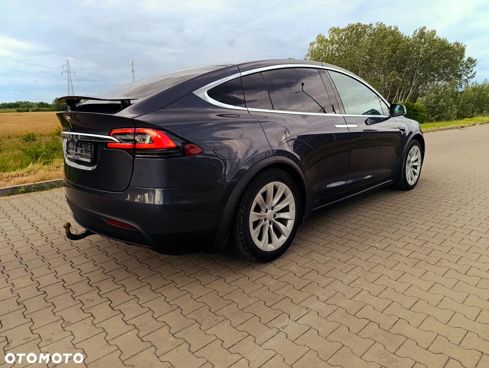 Tesla Model X - 17