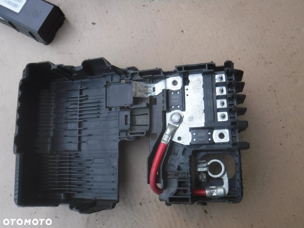 Opel Meriva B 1.7 cdti skrzynka bezpiecznikow akumulatora - 1